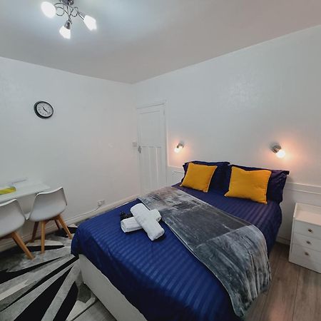 Luxury Double Bed With Private Bathroom, Netflix, Work Space And Wifi Leeds  Eksteriør bilde