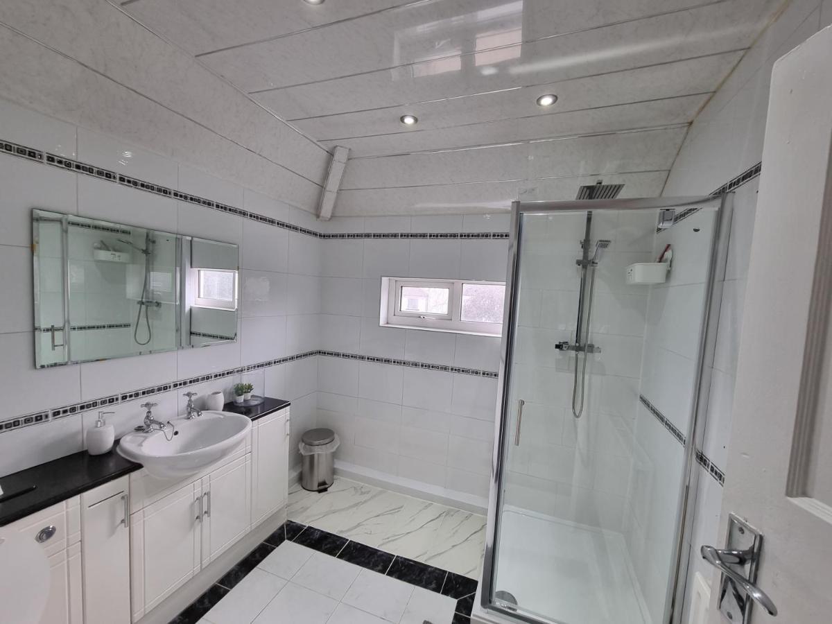 Luxury Double Bed With Private Bathroom, Netflix, Work Space And Wifi Leeds  Eksteriør bilde