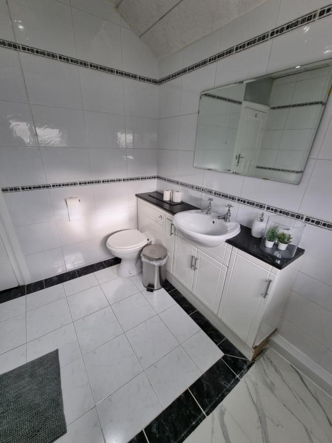 Luxury Double Bed With Private Bathroom, Netflix, Work Space And Wifi Leeds  Eksteriør bilde